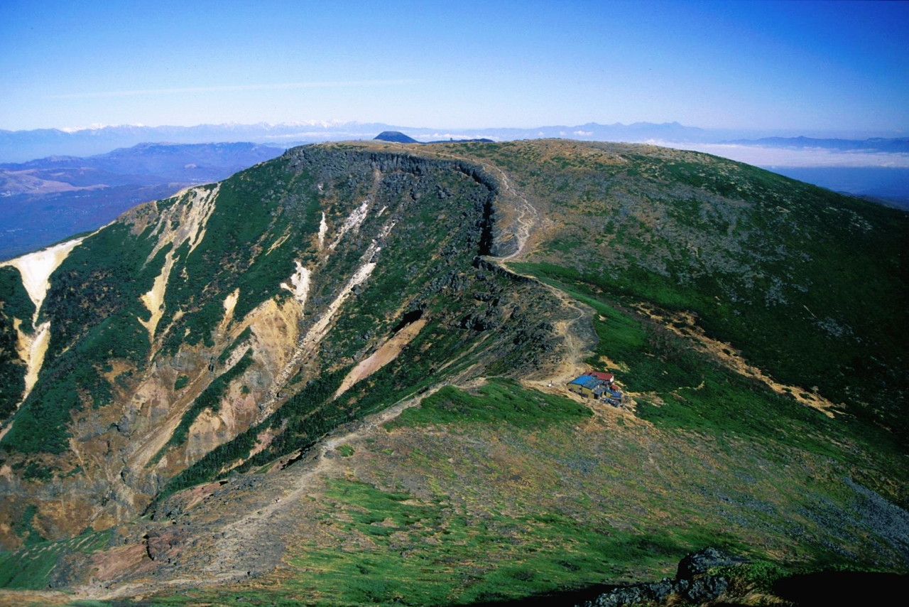 八ヶ岳の稜線と山の景色